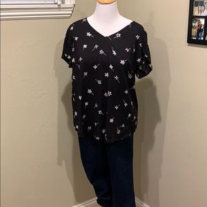 NWT Torrid pinwheel short sleeve shirt